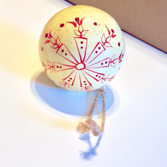 VINTAGE 3” Hand Painted Farmhouse Christmas Tree Ornament - Red & Ivory Cream - Picture 2 of 11